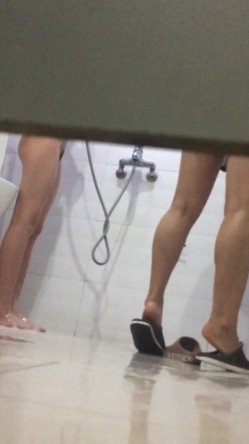 大神潜入大学女生宿舍偷窥两个妹子一起洗澡,相互帮着搓背 截图15