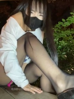 反差黑丝骚学姐【Asia-Lynn】户外公共场所~厕所饭店各种发骚~喷水抽搐 截图16