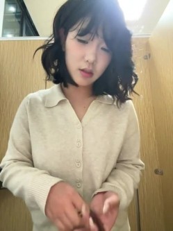 ️极品反差甜妹【lucy2027】表情非常可爱的学生妹趁着没人在教室和厕所自慰 截图4