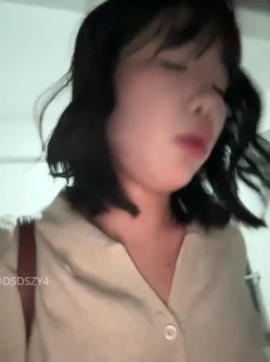 ️极品反差甜妹【lucy2027】表情非常可爱的学生妹趁着没人在教室和厕所自慰 截图9