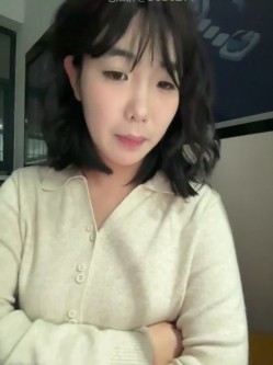 ️极品反差甜妹【lucy2027】表情非常可爱的学生妹趁着没人在教室和厕所自慰 截图12