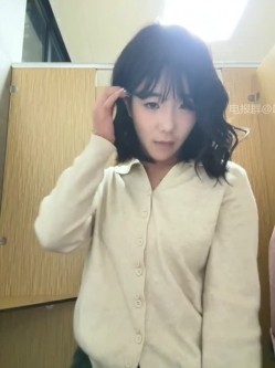 ️极品反差甜妹【lucy2027】表情非常可爱的学生妹趁着没人在教室和厕所自慰 截图15
