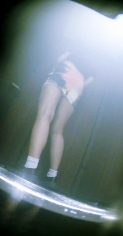 夜总会酒吧女厕后拍各种黑丝高跟 美女如云 黄毛妹子月经流量大屁股染成了大红桃 截图4