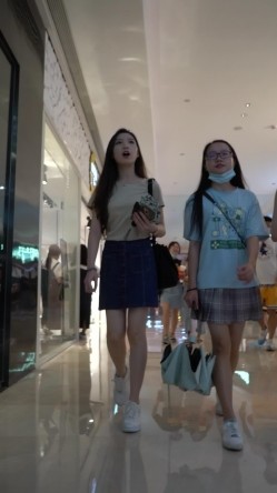 论坛VIP资源大师极限贴身CD超多漂亮小姐姐亮点多多各种骚丁露臀蕾丝骚内COSER美眉直接真空露逼 截图13