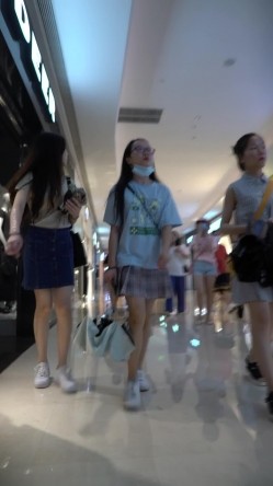 论坛VIP资源大师极限贴身CD超多漂亮小姐姐亮点多多各种骚丁露臀蕾丝骚内COSER美眉直接真空露逼 截图15