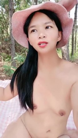 天气转热端庄美少妇户外小树林，女上位无套大粗屌欲仙欲死表情上演打桩机 截图1