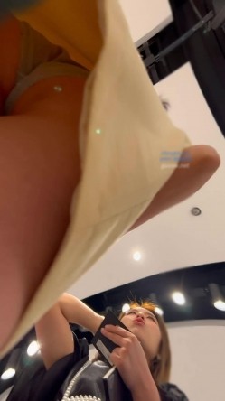 大神尾随偷拍美女裙底 ️身材极品靓女逛街包臀短裙黑色窄内性感迷人长裙靓女逛街灰色内上下通透前后CD 截图12