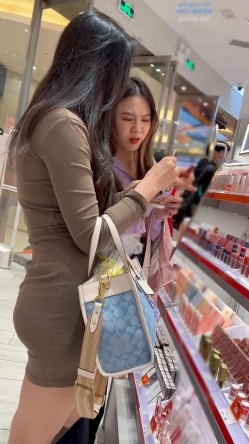大神尾随偷拍美女裙底 ️身材极品靓女逛街包臀短裙黑色窄内性感迷人长裙靓女逛街灰色内上下通透前后CD 截图15