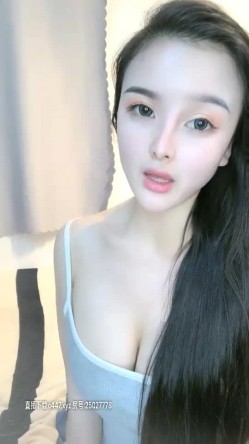 高颜值白皙妹子【童颜巨乳】大黑牛震动肥逼，头部插入震动呻吟非常诱人 截图3