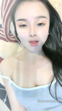 高颜值白皙妹子【童颜巨乳】大黑牛震动肥逼，头部插入震动呻吟非常诱人 截图5