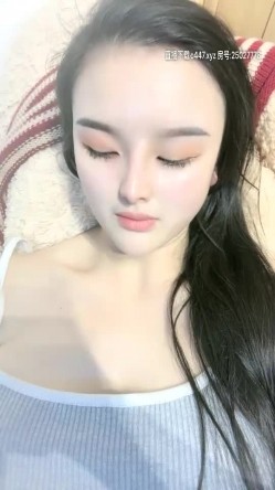 高颜值白皙妹子【童颜巨乳】大黑牛震动肥逼，头部插入震动呻吟非常诱人 截图15