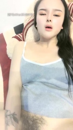 高颜值白皙妹子【童颜巨乳】大黑牛震动肥逼，头部插入震动呻吟非常诱人 截图16