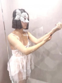 【少女时代】，19岁无毛少女，终于被摄影师操了射B里，极品美乳，纯天然，手感一流近距离特写 截图1