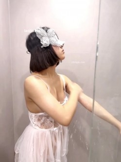 【少女时代】，19岁无毛少女，终于被摄影师操了射B里，极品美乳，纯天然，手感一流近距离特写 截图4