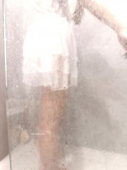 【少女时代】，19岁无毛少女，终于被摄影师操了射B里，极品美乳，纯天然，手感一流近距离特写 截图9