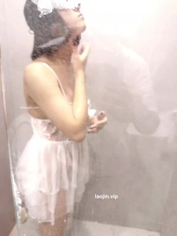 【少女时代】，19岁无毛少女，终于被摄影师操了射B里，极品美乳，纯天然，手感一流近距离特写 截图16