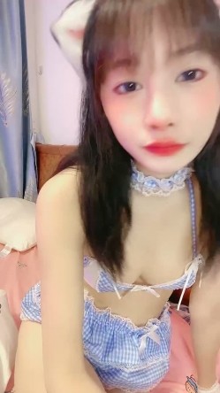 软绵绵的乖巧妹子，露脸白丝情趣装诱惑狼友，掰着逼逼给狼友看，揉着小奶子跳蛋自慰呻吟，表情好骚精彩 截图1