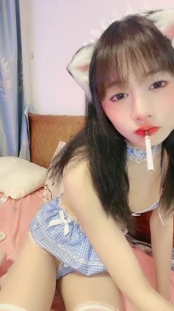软绵绵的乖巧妹子，露脸白丝情趣装诱惑狼友，掰着逼逼给狼友看，揉着小奶子跳蛋自慰呻吟，表情好骚精彩 截图2