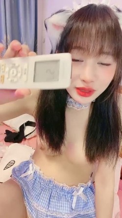 软绵绵的乖巧妹子，露脸白丝情趣装诱惑狼友，掰着逼逼给狼友看，揉着小奶子跳蛋自慰呻吟，表情好骚精彩 截图9