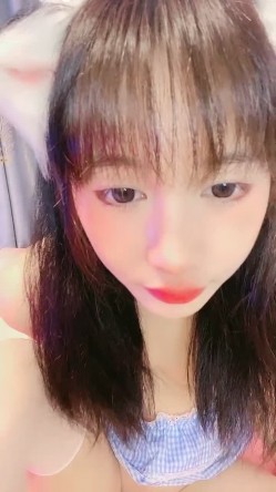 软绵绵的乖巧妹子，露脸白丝情趣装诱惑狼友，掰着逼逼给狼友看，揉着小奶子跳蛋自慰呻吟，表情好骚精彩 截图10
