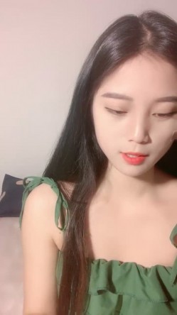 大学甜美学妹！近期下海性格活泼！收费房小秀一波，撩起衣服贫乳，骚穴特写，翘起屁股摇摆 截图1