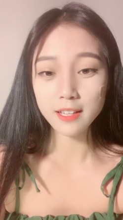 大学甜美学妹！近期下海性格活泼！收费房小秀一波，撩起衣服贫乳，骚穴特写，翘起屁股摇摆 截图3