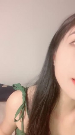 大学甜美学妹！近期下海性格活泼！收费房小秀一波，撩起衣服贫乳，骚穴特写，翘起屁股摇摆 截图4