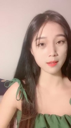 大学甜美学妹！近期下海性格活泼！收费房小秀一波，撩起衣服贫乳，骚穴特写，翘起屁股摇摆 截图6