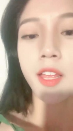 大学甜美学妹！近期下海性格活泼！收费房小秀一波，撩起衣服贫乳，骚穴特写，翘起屁股摇摆 截图13