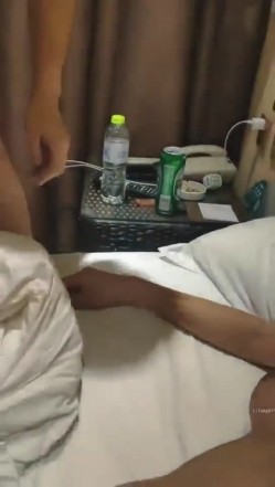 猛男爆艹骚妻，母狗第一次提出让陌生的单男过来玩，被勇猛的单男艹的很深，单男一边插一边问_爽不爽？骚妻_爽！爽！爽！爽！爽死我了！插的太深了吧！ 截图4