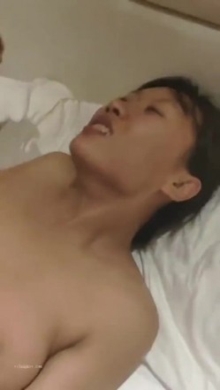猛男爆艹骚妻，母狗第一次提出让陌生的单男过来玩，被勇猛的单男艹的很深，单男一边插一边问_爽不爽？骚妻_爽！爽！爽！爽！爽死我了！插的太深了吧！ 截图9