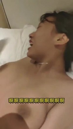 猛男爆艹骚妻，母狗第一次提出让陌生的单男过来玩，被勇猛的单男艹的很深，单男一边插一边问_爽不爽？骚妻_爽！爽！爽！爽！爽死我了！插的太深了吧！ 截图12