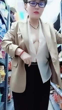 超市老板娘深夜发骚，真空上阵跟狼友互动撩骚听指挥，漏奶子还不够还要看逼逼，脱光了用啤酒瓶子插穴真刺激 截图1