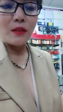 超市老板娘深夜发骚，真空上阵跟狼友互动撩骚听指挥，漏奶子还不够还要看逼逼，脱光了用啤酒瓶子插穴真刺激 截图2