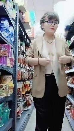 超市老板娘深夜发骚，真空上阵跟狼友互动撩骚听指挥，漏奶子还不够还要看逼逼，脱光了用啤酒瓶子插穴真刺激 截图3