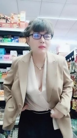 超市老板娘深夜发骚，真空上阵跟狼友互动撩骚听指挥，漏奶子还不够还要看逼逼，脱光了用啤酒瓶子插穴真刺激 截图5