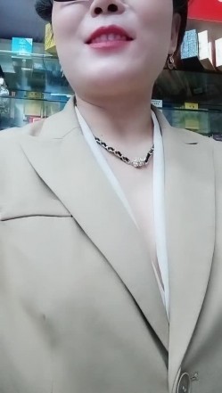 超市老板娘深夜发骚，真空上阵跟狼友互动撩骚听指挥，漏奶子还不够还要看逼逼，脱光了用啤酒瓶子插穴真刺激 截图6