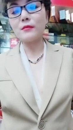 超市老板娘深夜发骚，真空上阵跟狼友互动撩骚听指挥，漏奶子还不够还要看逼逼，脱光了用啤酒瓶子插穴真刺激 截图7