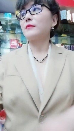超市老板娘深夜发骚，真空上阵跟狼友互动撩骚听指挥，漏奶子还不够还要看逼逼，脱光了用啤酒瓶子插穴真刺激 截图8