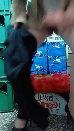 超市老板娘深夜发骚，真空上阵跟狼友互动撩骚听指挥，漏奶子还不够还要看逼逼，脱光了用啤酒瓶子插穴真刺激 截图10