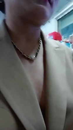 超市老板娘深夜发骚，真空上阵跟狼友互动撩骚听指挥，漏奶子还不够还要看逼逼，脱光了用啤酒瓶子插穴真刺激 截图13