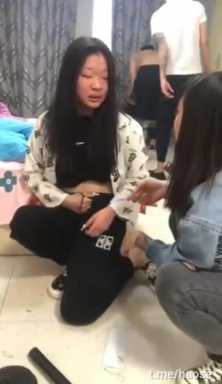 《捉奸门事件》一群社会小青年殴打出轨男女让他俩脱光现场啪啪吓的不硬就用饮料瓶手指虐阴满嘴粗口这帮小杂碎胆真大 截图2