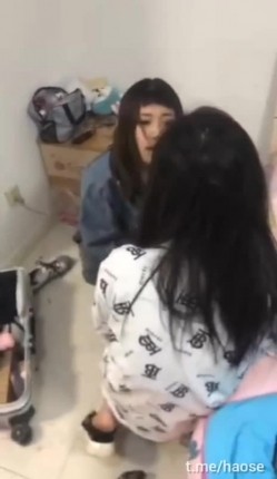 《捉奸门事件》一群社会小青年殴打出轨男女让他俩脱光现场啪啪吓的不硬就用饮料瓶手指虐阴满嘴粗口这帮小杂碎胆真大 截图4