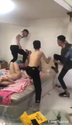 《捉奸门事件》一群社会小青年殴打出轨男女让他俩脱光现场啪啪吓的不硬就用饮料瓶手指虐阴满嘴粗口这帮小杂碎胆真大 截图5