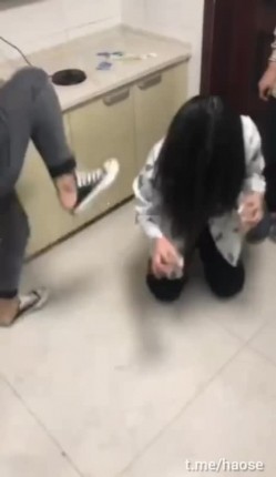 《捉奸门事件》一群社会小青年殴打出轨男女让他俩脱光现场啪啪吓的不硬就用饮料瓶手指虐阴满嘴粗口这帮小杂碎胆真大 截图6