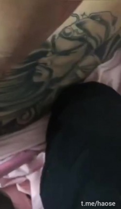 《捉奸门事件》一群社会小青年殴打出轨男女让他俩脱光现场啪啪吓的不硬就用饮料瓶手指虐阴满嘴粗口这帮小杂碎胆真大 截图16