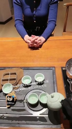 探妻Azu肉臀果儿 当看着自己曾经敬重的老师 在胯下吃着自己的大鸡巴 主动吞精那一刻 人生就算是值得了 截图2