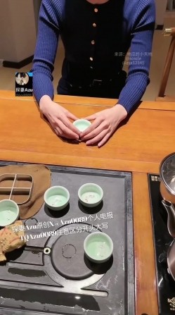 探妻Azu肉臀果儿 当看着自己曾经敬重的老师 在胯下吃着自己的大鸡巴 主动吞精那一刻 人生就算是值得了 截图3