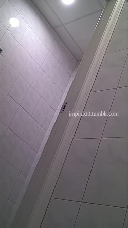 地铁女厕真实偸拍，络绎不绝的年轻小姐姐方便，赏脸赏逼，形态各异 截图1