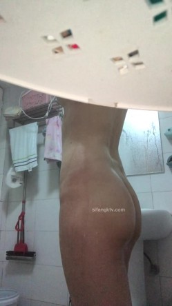 《贵在真实 ️洗澡偸拍》在哥哥家卫生间安装针孔偸拍小嫂子洗香香看完硬死了，脱光后嫂子的身材太正点了，羡慕死哥哥啦 截图4